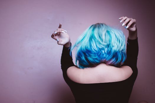 Back view of a woman with colorful blue and purple hair, stylish and expressive. pós-tintura