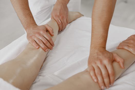 Descubra os reais benefícios da drenagem linfática para o corpo e para a pele. Saiba a diferença entre drenagem e modeladora e como reduzir o inchaço.