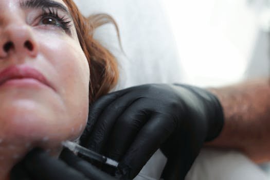 Entenda o que é o microagulhamento e para que serve. Saiba como ele trata cicatrizes de acne, rugas e poros dilatados através da indução de colágeno.