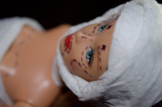 Entenda as causas do aumento de casos de deformidades em procedimentos estéticos. Saiba o que é a cegueira estética e como evitar o excesso de preenchimento, para evitar ficar deformada.