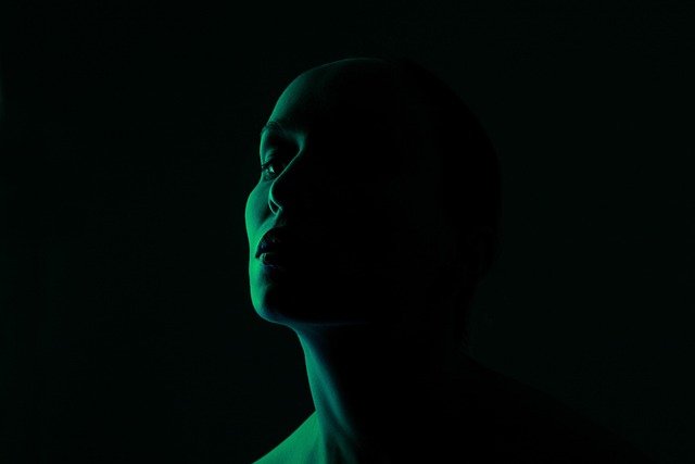 Sentindo a pele seca e sem firmeza? Descubra o passo a passo de skincare na menopausa, os melhores ativos para repor o colágeno e como tratar o rosto nessa fase.
