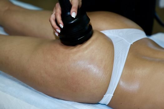 Incomodada com a flacidez corporal nos braços ou abdômen? Descubra os melhores tratamentos estéticos, bioestimuladores e ativos em cremes que realmente firmam a pele.
