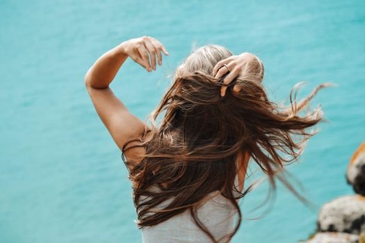 Seu cabelo não cresce ou cai muito? Entenda como a saúde do couro cabeludo influencia a força dos fios e aprenda hábitos simples para purificar a raiz e evitar disfunções.

