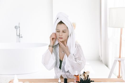 Tem pele oleosa e medo de usar óleo de limpeza? Descubra como o double cleansing limpa profundamente, elimina cravos e equilibra a oleosidade sem pesar no rosto.