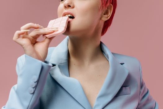 Como os doces envelhecem o rosto? Entenda o efeito do açúcar na pele, descubra o que é glicação e conheça os melhores ativos cosméticos para salvar seu colágeno.

