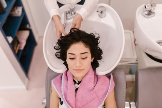 Quer cachos definidos e sem ressecamento? Descubra o que é a técnica no poo, veja como funciona o Co-Wash e entenda as diferenças cruciais em relação ao Low Poo.
