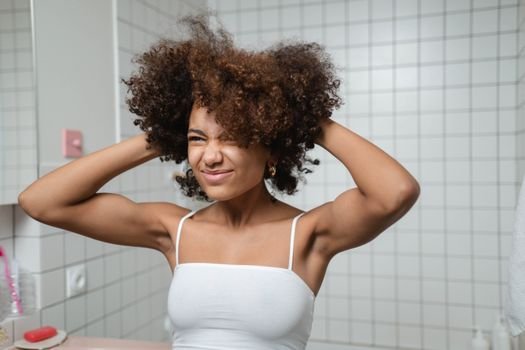 Quer um cabelo livre de ressecamento? Aprenda o que é o método low poo, saiba como identificar produtos liberados e confira um passo a passo para começar hoje mesmo.
