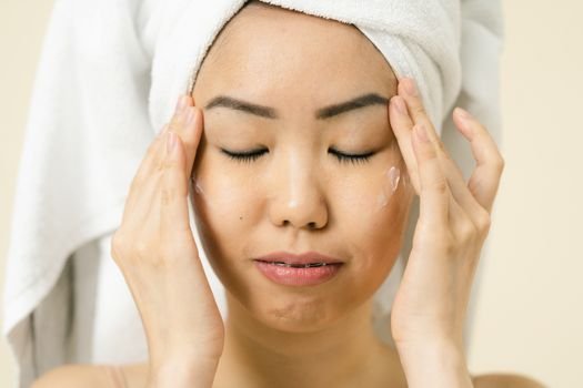 Quer uma maquiagem profissional que dure o dia todo? Aprenda a rotina certa de skincare pré-maquiagem para hidratar seu rosto e evitar que a base derreta ou craquelê.